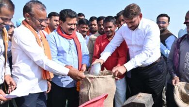 उपमुख्यमंत्री विजय शर्मा ने महराजपुर से धान खरीदी का किया शुभारंभ उपमुख्यमंत्री विजय शर्मा ने महराजपुर से धान खरीदी का किया शुभारंभ