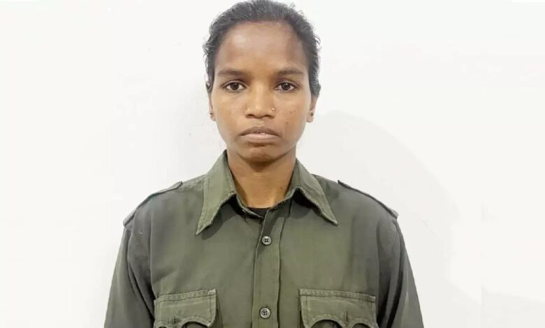 खैरागढ़ में इनामी महिला नक्सली कमला सोड़ी ने किया आत्मसमर्पण खैरागढ़ में इनामी महिला नक्सली कमला सोड़ी ने किया आत्मसमर्पण