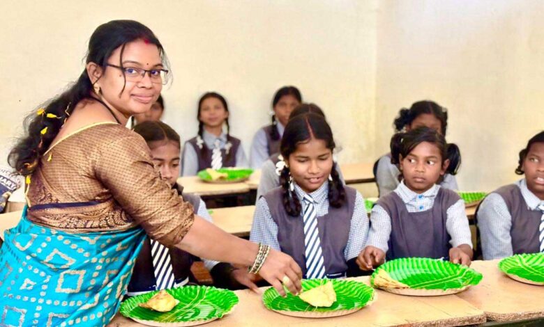 शिक्षिका ने अपने जन्मदिवस पर दिया न्यौता भोज शिक्षिका ने अपने जन्मदिवस पर दिया न्यौता भोज