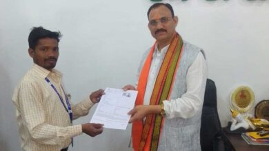 स्वास्थ्य मंत्री श्री श्याम बिहारी जायसवाल को बीएलओ ने सौंपा ईएफ फॉर्म स्वास्थ्य मंत्री श्री श्याम बिहारी जायसवाल को बीएलओ ने सौंपा ईएफ फॉर्म