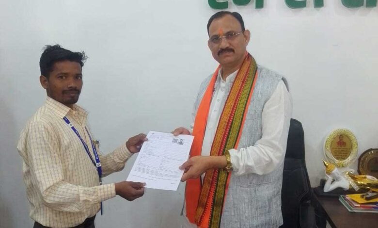 स्वास्थ्य मंत्री श्री श्याम बिहारी जायसवाल को बीएलओ ने सौंपा ईएफ फॉर्म स्वास्थ्य मंत्री श्री श्याम बिहारी जायसवाल को बीएलओ ने सौंपा ईएफ फॉर्म