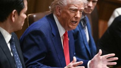 हमास की कैद से छूटे यहूदियों से मिले डोनाल्ड ट्रंप, तारीफ के साथ दी कौन सी निशानी