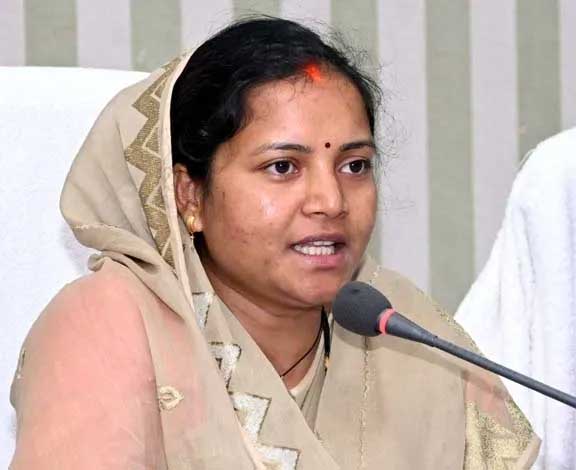 मंत्री राजवाड़े की मानवीय पहल-महाराष्ट्र से मजदूर के पार्थिव शरीर को सम्मान के साथ उनके गृह ग्राम सूरजपुर लाने की कराई व्यवस्था