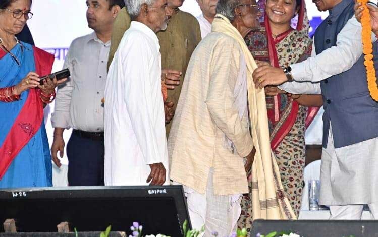 वरिष्ठ नागरिकों के सम्मान, सुरक्षा और कल्याण के लिए प्रतिबद्ध – छत्तीसगढ़ का आदर्श मॉडल