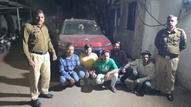 बीच सड़क आतिशबाजी और बर्थडे सेलिब्रेशन, 5 युवक गिरफ्तार