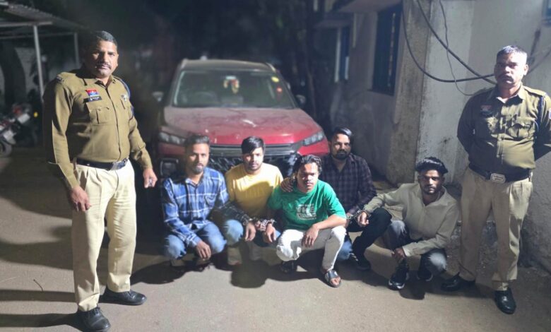 बीच सड़क आतिशबाजी और बर्थडे सेलिब्रेशन, 5 युवक गिरफ्तार बीच सड़क आतिशबाजी और बर्थडे सेलिब्रेशन, 5 युवक गिरफ्तार