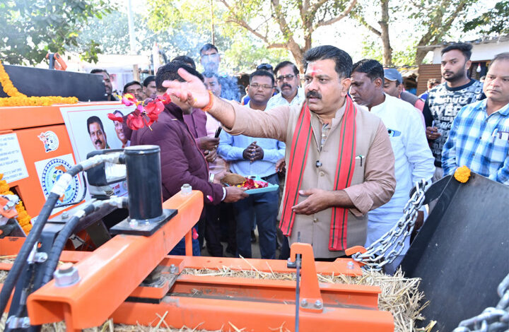 उप मुख्यमंत्री विजय शर्मा ने 02 स्क्वायर बेलर मशीनों का किया लोकार्पण उप मुख्यमंत्री विजय शर्मा ने 02 स्क्वायर बेलर मशीनों का किया लोकार्पण