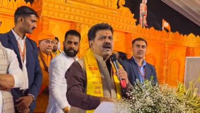 बाबा बागेश्वर के मंच से विजय शर्मा का कांग्रेस नेताओं पर पलटवार, कहा- ” जिन्हें समझना है, समझ लें