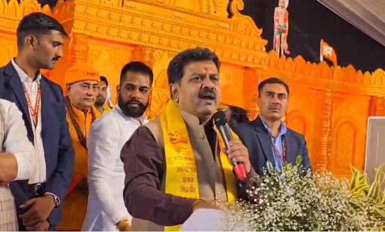 बाबा बागेश्वर के मंच से विजय शर्मा का कांग्रेस नेताओं पर पलटवार, कहा- ” जिन्हें समझना है, समझ लें