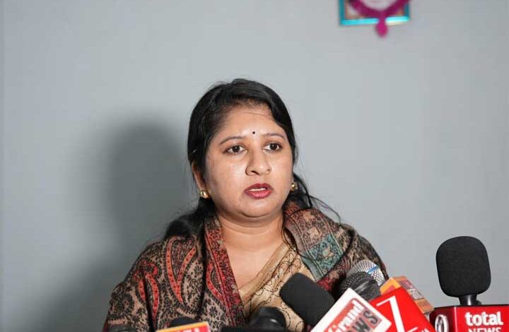 बच्चे की बर्बर पिटाई पर आयोग सख्त, दूरस्थ अंचल में देर रात पहुंचीं अध्यक्ष वर्णिका शर्मा