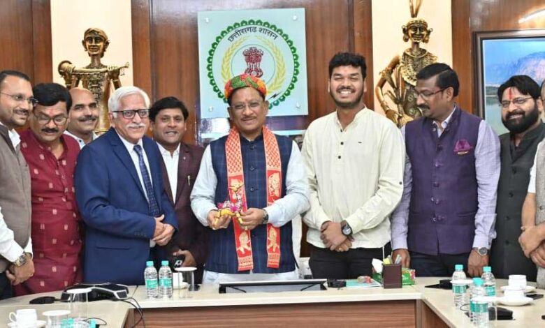 पत्रकारों की लेखनी केवल सूचना का माध्यम ही नहीं, पर्यटन को प्रोत्साहन देने का एक सशक्त साधन भी – मुख्यमंत्री विष्णुदेव साय पत्रकारों की लेखनी केवल सूचना का माध्यम ही नहीं, पर्यटन को प्रोत्साहन देने का एक सशक्त साधन भी – मुख्यमंत्री विष्णुदेव साय