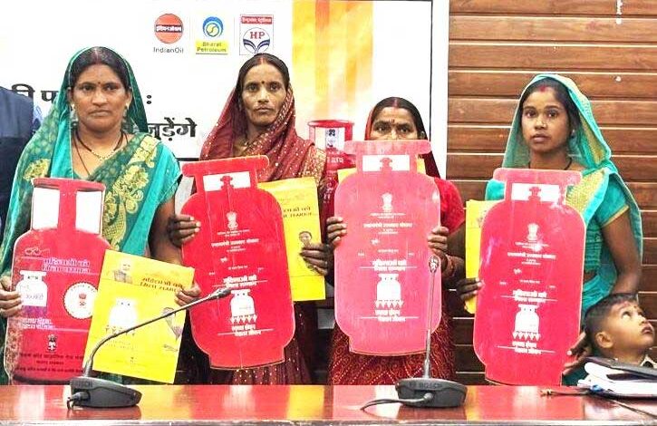 प्रधानमंत्री उज्ज्वला योजना से बदली महिलाओं की रसोई, धुएं से मिली मुक्ति प्रधानमंत्री उज्ज्वला योजना से बदली महिलाओं की रसोई, धुएं से मिली मुक्ति