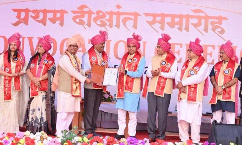 दीक्षांत समारोह केवल डिग्री प्राप्ति का अवसर नहीं, बल्कि जीवन में नई जिम्मेदारियों के निर्वहन की शुरुआत है -उच्च शिक्षा मंत्री श्री टंक राम वर्मा दीक्षांत समारोह केवल डिग्री प्राप्ति का अवसर नहीं, बल्कि जीवन में नई जिम्मेदारियों के निर्वहन की शुरुआत है -उच्च शिक्षा मंत्री श्री टंक राम वर्मा