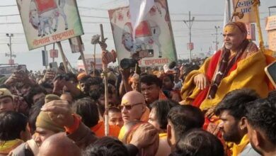 संगम जा रहे शंकराचार्य अविमुक्तेश्वरानंद को पुलिस ने रोका, समर्थकों के साथ धक्का-मुक्की संगम जा रहे शंकराचार्य अविमुक्तेश्वरानंद को पुलिस ने रोका, समर्थकों के साथ धक्का-मुक्की