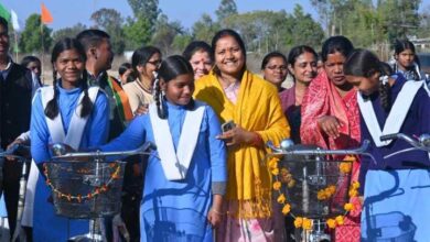 मंत्री राजवाड़े ने छात्राओं को सरस्वती साइकिल योजना से बालिकाओं को शिक्षा का संबल मंत्री राजवाड़े ने छात्राओं को सरस्वती साइकिल योजना से बालिकाओं को शिक्षा का संबल