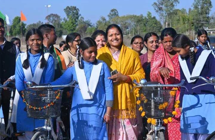मंत्री राजवाड़े ने छात्राओं को सरस्वती साइकिल योजना से बालिकाओं को शिक्षा का संबल