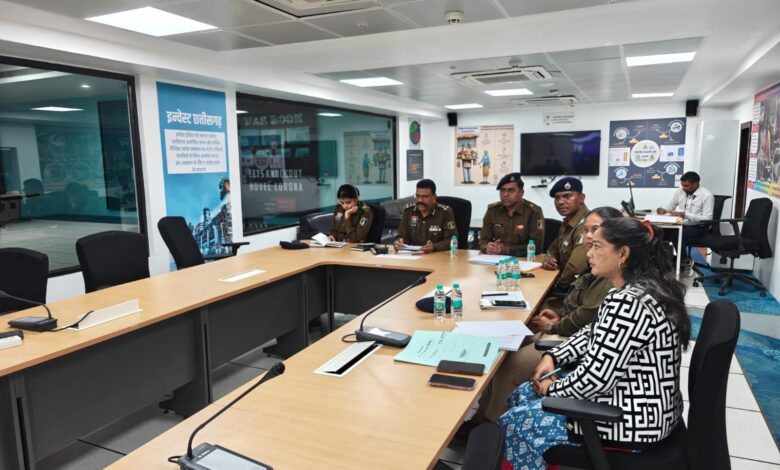 डॉ. लाल उमेद सिंह, वरिष्ठ पुलिस अधीक्षक रायपुर ने ली सड़क दुर्घटनाओं की रोकथाम एवं घायलों को त्वरित चिकित्सा व्यवस्था उपलब्ध कराये जाने के संबंध में चिकित्सा अधिकारियों की बैठक। डॉ. लाल उमेद सिंह, वरिष्ठ पुलिस अधीक्षक रायपुर ने ली सड़क दुर्घटनाओं की रोकथाम एवं घायलों को त्वरित चिकित्सा व्यवस्था उपलब्ध कराये जाने के संबंध में चिकित्सा अधिकारियों की बैठक।