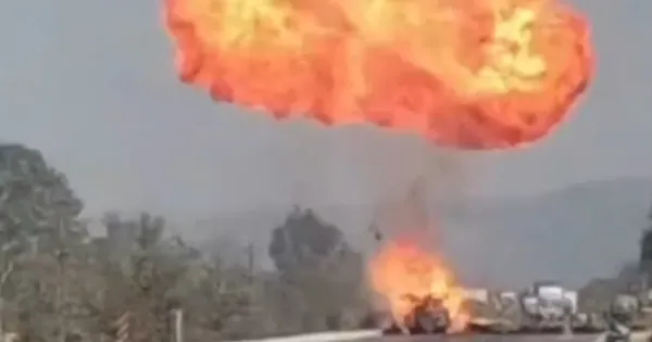 महासमुंद में नेशनल हाइवे-53 पर गैस सिलेंडर लदी पिकअप में लगी भीषण आग महासमुंद में नेशनल हाइवे-53 पर गैस सिलेंडर लदी पिकअप में लगी भीषण आग