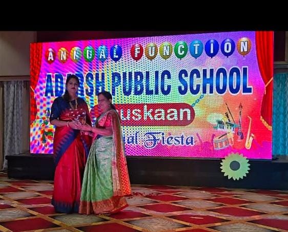 आदर्श पब्लिक स्कूल का वार्षिक उत्सव वैदिक न्यूज की एम् डी सैय्यद सलमा रही मुख्य अतिथि हुआ सम्मान