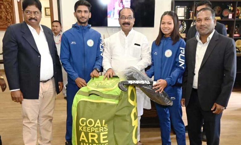 उप मुख्यमंत्री श्री अरुण साव ने नेशनल सेंटर ऑफ एक्सीलेंस में परफॉर्मेंस असेसमेंट के लिए चयनित खिलाड़ियों को दिए हॉकी किट उप मुख्यमंत्री श्री अरुण साव ने नेशनल सेंटर ऑफ एक्सीलेंस में परफॉर्मेंस असेसमेंट के लिए चयनित खिलाड़ियों को दिए हॉकी किट