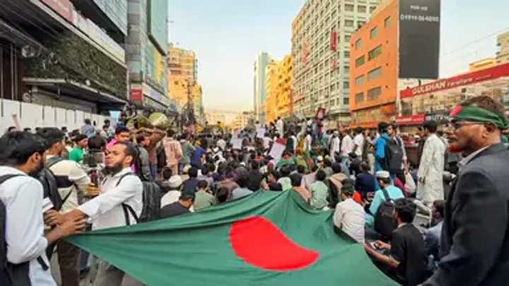 भारतीयों के खिलाफ बांग्लादेश का एक और कदम; कोलकाता, मुंबई, चेन्नई में बढ़ाईं वीजा पाबंदियां भारतीयों के खिलाफ बांग्लादेश का एक और कदम; कोलकाता, मुंबई, चेन्नई में बढ़ाईं वीजा पाबंदियां