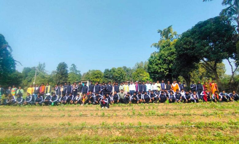 34 पुनर्वासित युवाओं को जैविक खेती एवं पर्यटन स्थलों का कराया गया शैक्षणिक भ्रमण 34 पुनर्वासित युवाओं को जैविक खेती एवं पर्यटन स्थलों का कराया गया शैक्षणिक भ्रमण