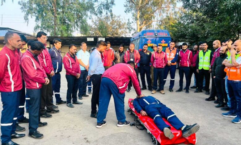 सड़क दुर्घटना में आपात स्थिति से निपटने मॉक-ड्रिल सड़क दुर्घटना में आपात स्थिति से निपटने मॉक-ड्रिल