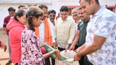 घर-घर अन्न दान लेकर मंत्री वर्मा ने निभाई छेरछेरा की परम्परा