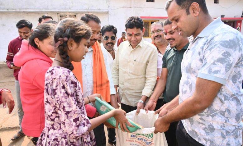 घर-घर अन्न दान लेकर मंत्री वर्मा ने निभाई छेरछेरा की परम्परा घर-घर अन्न दान लेकर मंत्री वर्मा ने निभाई छेरछेरा की परम्परा