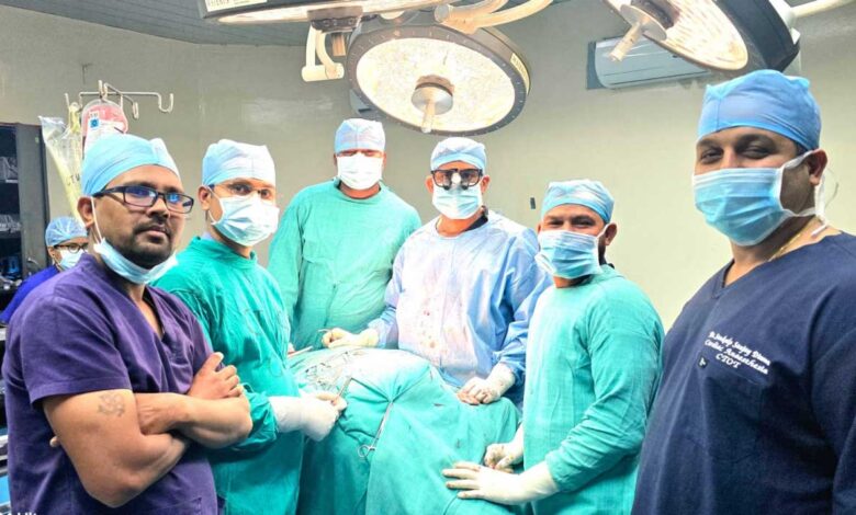 मेकाहारा के हार्ट, चेस्ट एंड वैस्कुलर सर्जरी विभाग में हुई दुर्लभ ‘सर्जरी’, ब्रश करते समय फटी गर्दन की नस, फ़िर डॉक्टरों ने दी नई जिंदगी मेकाहारा के हार्ट, चेस्ट एंड वैस्कुलर सर्जरी विभाग में हुई दुर्लभ ‘सर्जरी’, ब्रश करते समय फटी गर्दन की नस, फ़िर डॉक्टरों ने दी नई जिंदगी