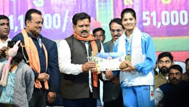 उपमुख्यमंत्री श्री विजय शर्मा ने साउथ एशियन बॉल बैडमिंटन चैंपियनशिप में स्वर्ण पदक जीतने वाली कवर्धा की बेटी रिया तिवारी का किया सम्मान उपमुख्यमंत्री श्री विजय शर्मा ने साउथ एशियन बॉल बैडमिंटन चैंपियनशिप में स्वर्ण पदक जीतने वाली कवर्धा की बेटी रिया तिवारी का किया सम्मान