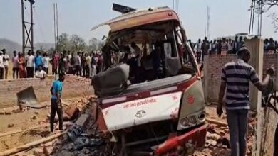 यात्री बस पलटी, बच्चे समेत 6 की मौत, 9 गंभीर घायल