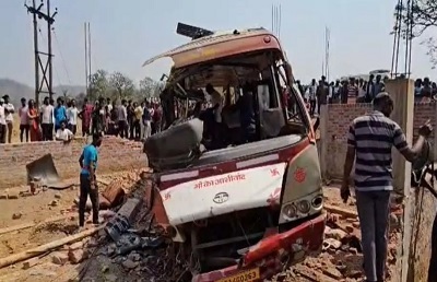 यात्री बस पलटी, बच्चे समेत 6 की मौत, 9 गंभीर घायल यात्री बस पलटी, बच्चे समेत 6 की मौत, 9 गंभीर घायल