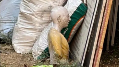 राष्ट्रपिता महात्मा गांधी की प्रतिमा कचरे और मलबे के ढेर के पास मिली पड़ी राष्ट्रपिता महात्मा गांधी की प्रतिमा कचरे और मलबे के ढेर के पास मिली पड़ी