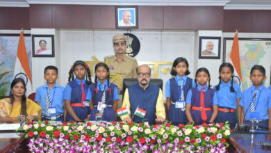 राज्यपाल डेका से धमतरी के सुदूर वनांचल क्षेत्र के प्रतिभाशाली बच्चों ने की आत्मीय मुलाकात