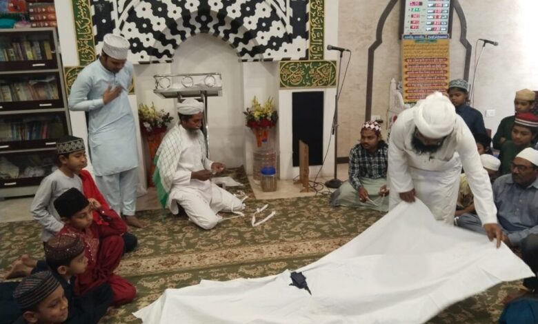 फैज़ाने मदीना मस्जिद में बताया गया मैय्यत को कफन, दफन, गुस्ल का प्रैक्टिकल तरीका… फैज़ाने मदीना मस्जिद में बताया गया मैय्यत को कफन, दफन, गुस्ल का प्रैक्टिकल तरीका…