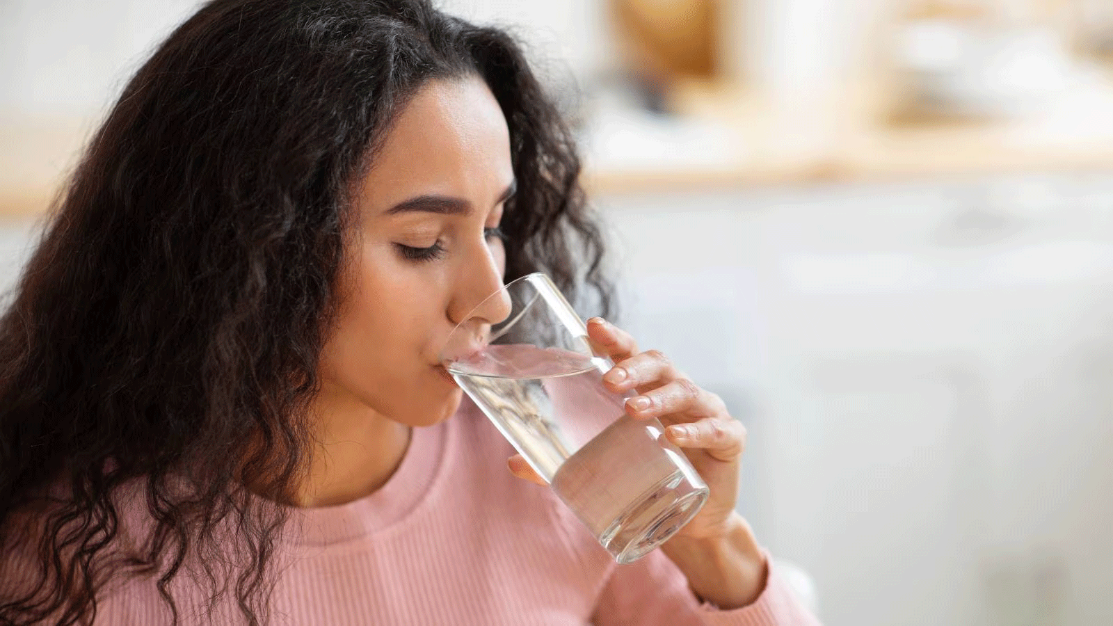 रोज़ाना 3 लीटर पानी पीने से शरीर पर पड़ते सकारात्मक प्रभाव रोज़ाना 3 लीटर पानी पीने से शरीर पर पड़ते सकारात्मक प्रभाव