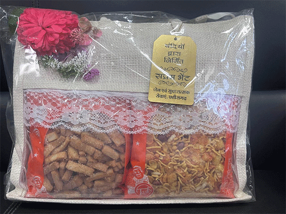 केन्द्रीय जेल रायपुर के बंदियों द्वारा निर्मित नमकीन उत्पादों का विधानसभा सदस्यों ने लिया आनंद