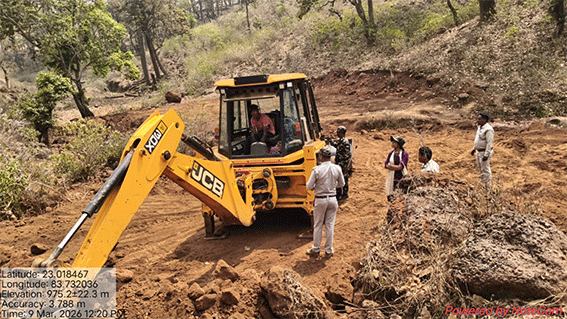 वन भूमि पर अवैध कब्जे के प्रयास पर वन विभाग की त्वरित कार्रवाई, जेसीबी मशीन जब्त