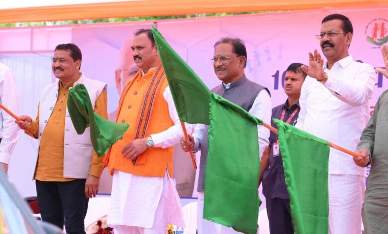 प्रदेश की लाइफलाइन हुई सशक्त: मुख्यमंत्री श्री विष्णुदेव साय ने 370 नई एम्बुलेंस को दिखाई हरी झंडी