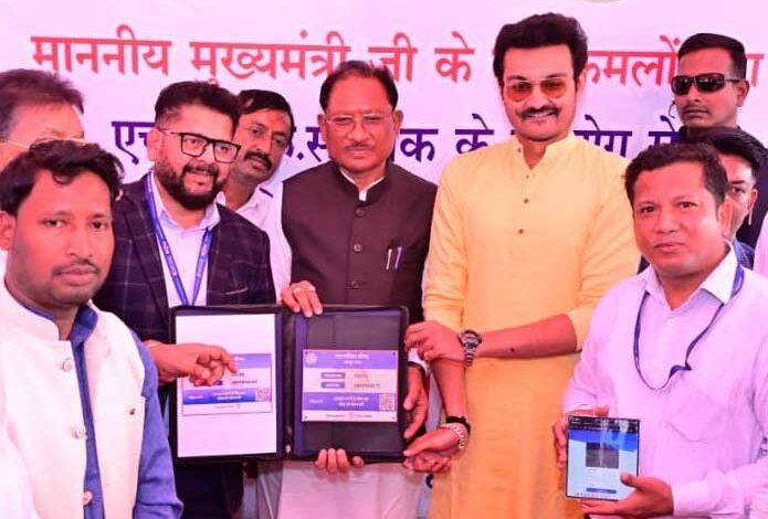 जशपुर में ‘डिजिटल डोर’ सेवा शुरू: घर बैठे QR कोड से भरें टैक्स, पारदर्शिता और सुविधा बढ़ेगी