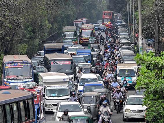 बांग्लादेश में तेल की भारी कमी से हाहाकार, मदद को आगे आया भारत; भेजेगा 180000 टन डीजल