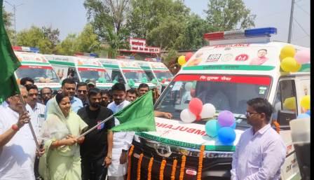मंत्री लक्ष्मी राजवाड़े ने 09 नई 108 एम्बुलेंस को दिखाई हरी झंडी मंत्री लक्ष्मी राजवाड़े ने 09 नई 108 एम्बुलेंस को दिखाई हरी झंडी