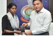 दुर्ग पुलिस ने लोगों को लौटाए 50 लाख के 205 गुम मोबाइल