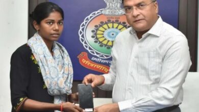 दुर्ग पुलिस ने लोगों को लौटाए 50 लाख के 205 गुम मोबाइल