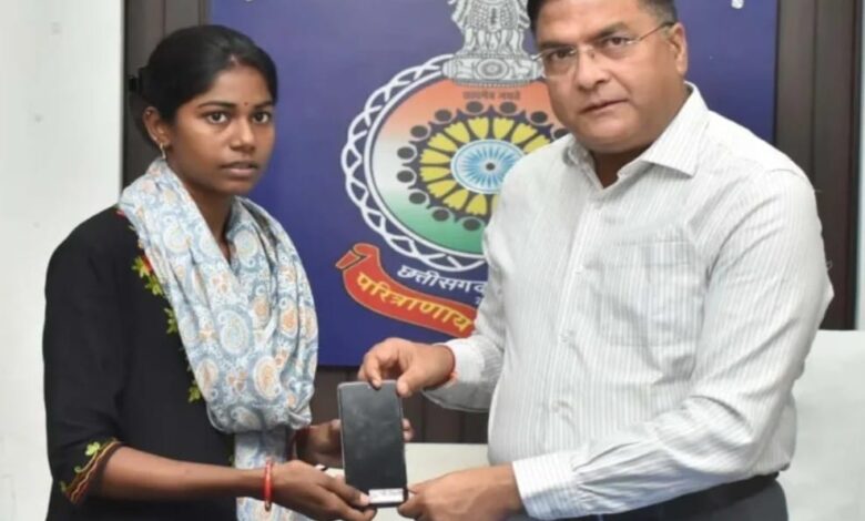 दुर्ग पुलिस ने लोगों को लौटाए 50 लाख के 205 गुम मोबाइल