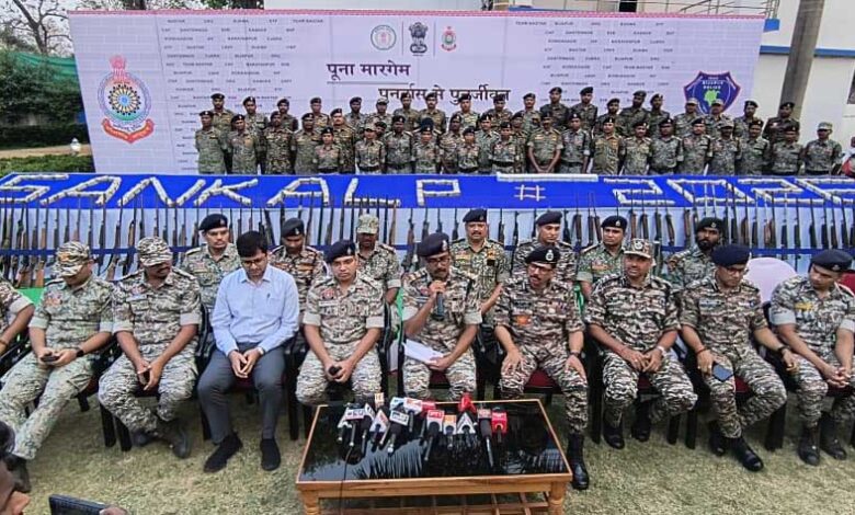 बस्तर में लाल आतंक का अंत, बीजापुर-दंतेवाड़ा सहित 5 जिलों में 35 माओवादियों का सरेंडर बस्तर में लाल आतंक का अंत, बीजापुर-दंतेवाड़ा सहित 5 जिलों में 35 माओवादियों का सरेंडर