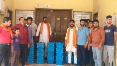 नगर निगम की कार्रवाई के खिलाफ देवभोग मिल्क पार्लर संघ का उग्र प्रदर्शन; निगम कार्यालय में दूध बहाकर जताया विरोध