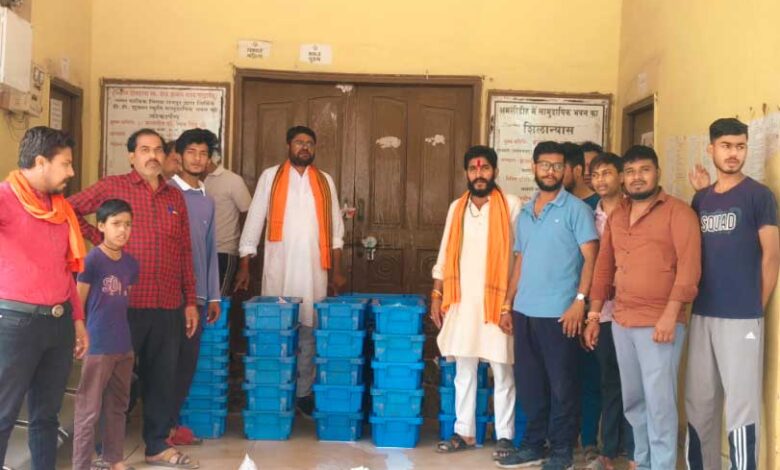 नगर निगम की कार्रवाई के खिलाफ देवभोग मिल्क पार्लर संघ का उग्र प्रदर्शन; निगम कार्यालय में दूध बहाकर जताया विरोध