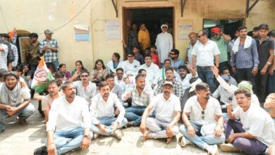बिजली कटौती के विरोध में कांग्रेस ने किया गुढियारी बिजली ऑफिस का घेराव